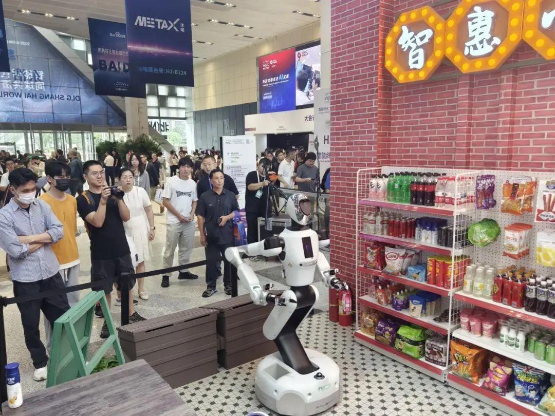 实探｜今日看点，上海这场会AI含量拉满、机器人成分爆表！